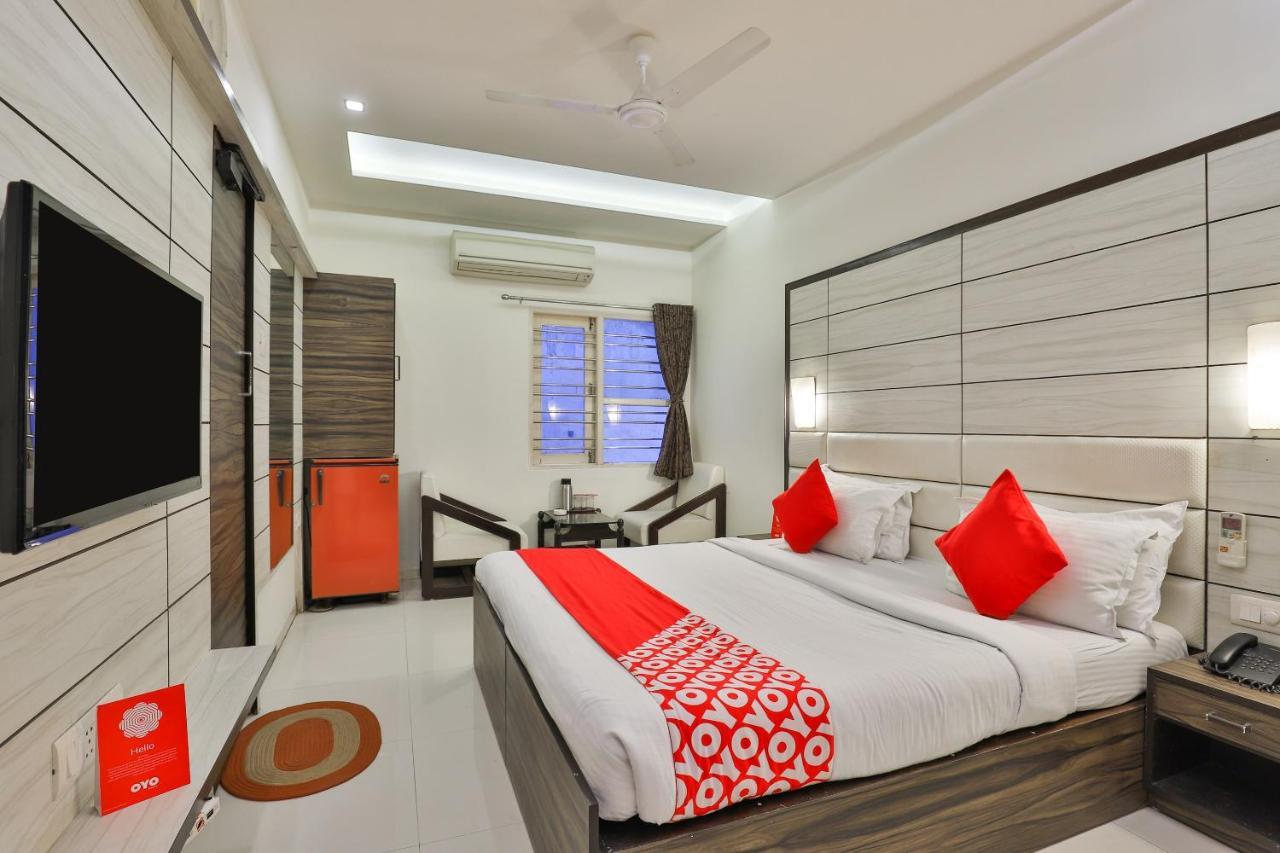 Oyo 2351 Hotel Golden Plaza Ахмедабад Экстерьер фото